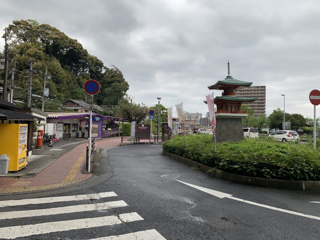 京阪・石山寺駅の前。石山寺のミニチュア多宝塔がある。