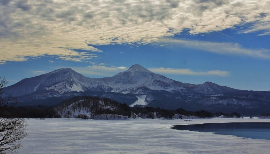 冬の檜原湖と磐梯山