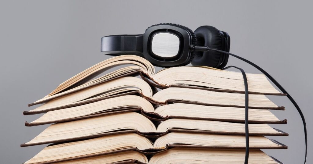 本の朗読を聞く