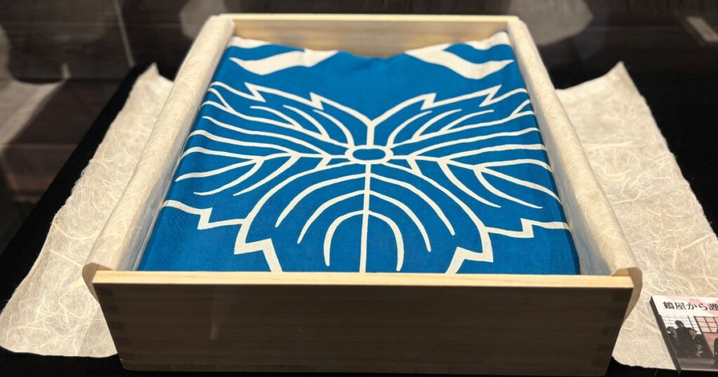 「耕書堂」の暖簾。鶴屋が祝言の席にお祝いで持参(べらぼう25話)2025年7月16日大河ドラマ館撮影