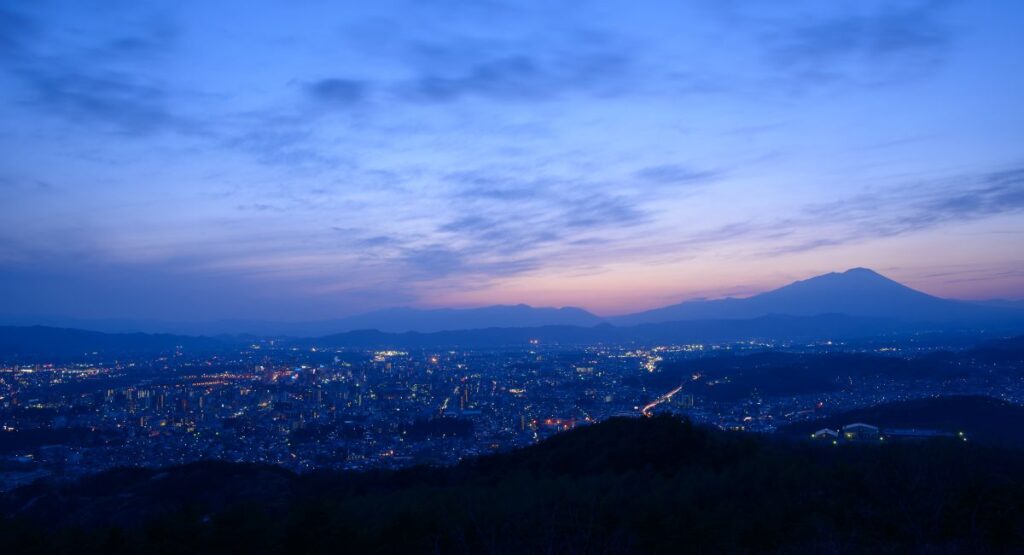 岩木山を見渡す