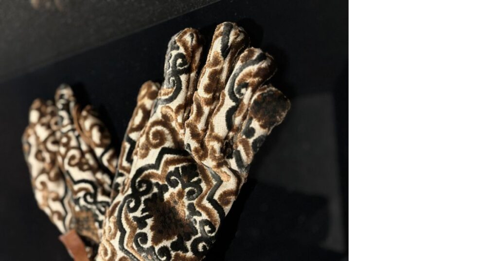 「死を呼ぶ手袋」指先アップ（2025年11月大河ドラマ館にて撮影）