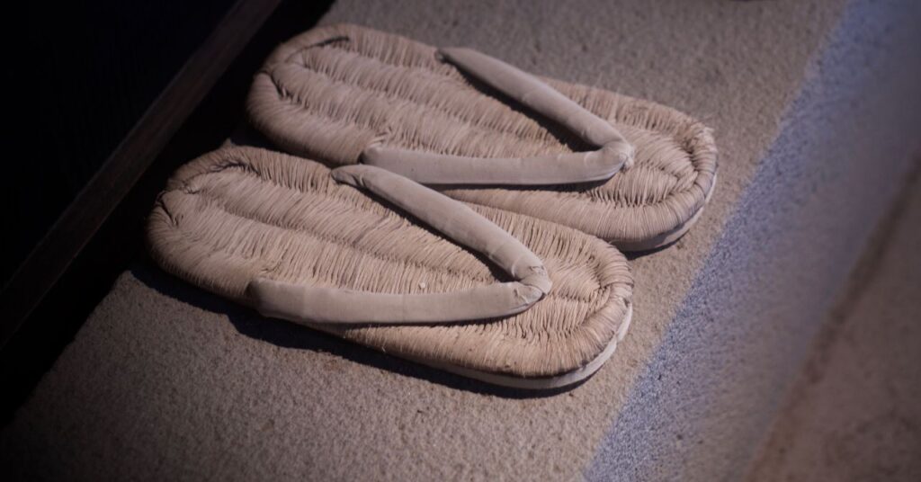 5月の陽気の中、結果的に片方ずつ温まっていた信長の草履