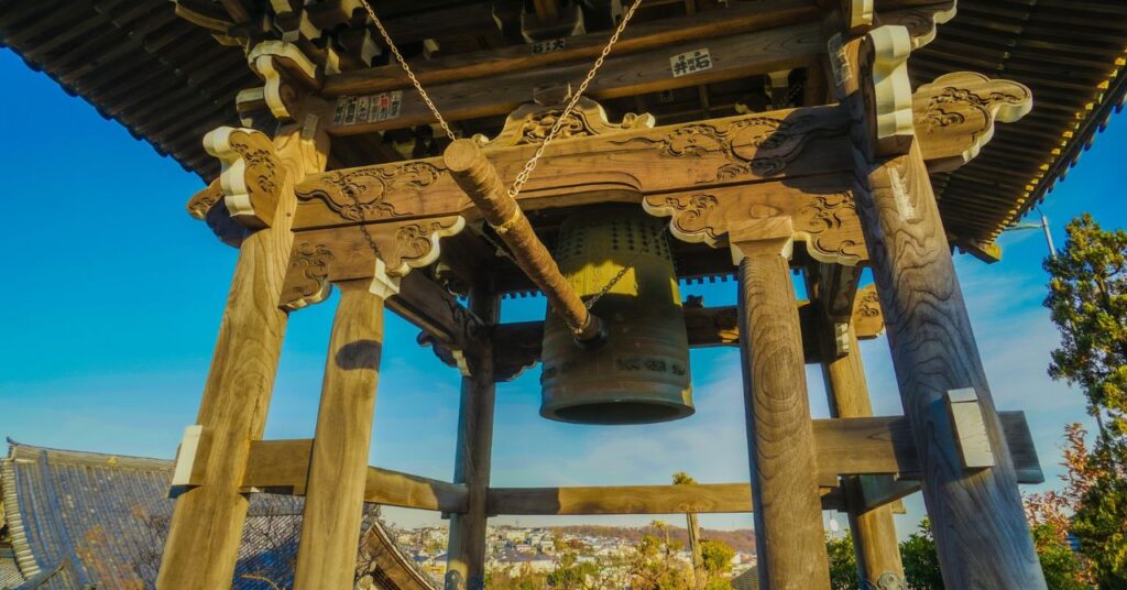 なか・とも・あさひがついたお寺の鐘。