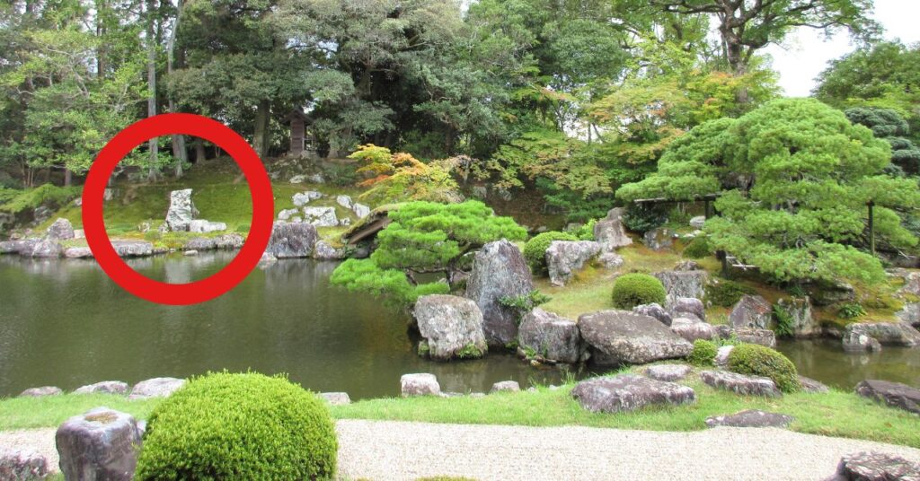 京都・醍醐寺三宝院庭園の藤戸石