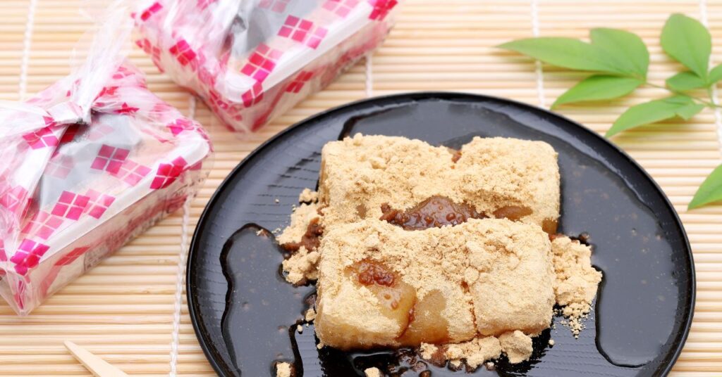 みんな大好き、きな粉と黒蜜をかけて食べる信玄餅。